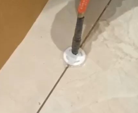 田阳瓷砖空鼓维修公司专业解答瓷砖在铺贴过程中，如果没有涂抹均匀到位的粘结材料（如水泥砂浆或瓷砖胶），可能会导致以下问题